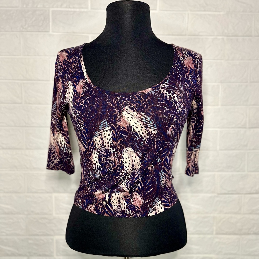 Abstract Feather‑Print Fitted Top